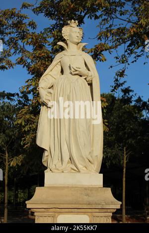 Statue of Mary Stuart, Queen of Scots (and France), at golden hour in summer. Part of the series 'Queens of France and Famous Women' Stock Photo