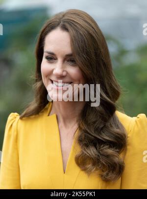 Guildford, England. UK. 05 October, 2022.  Catherine, Princess of Wales , wearing a yellow dress by Karen Millen, visits the maternity ward of the Royal Surrey County Hospital.  Credit: Anwar Hussein/Alamy Live News Stock Photo