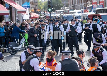 London, UK. 6th oct, 2022. Just stop oil protesters block roads around Trafalgar Square and specialist police teams were used to unglue protesters and remove their hands from pipes. Credit: Ian Davidson/Alamy Live News Stock Photo