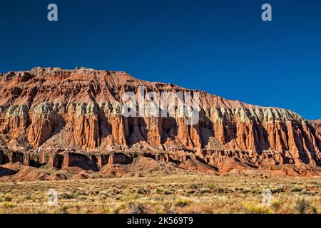 Entrada Sandstone and Curtiss Sandstone fluted cliffs, over Middle Desert Wash, Cathedral Valley Road, Middle Desert, Capitol Reef National Park, Utah Stock Photo