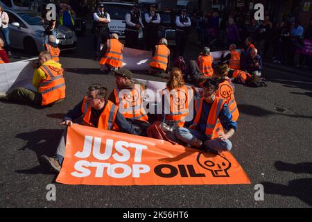 London, UK. 6th October 2022. Just Stop Oil protesters block Trafalgar Square. Some activists glued their hands to the road, while others attached themselves to metal pipes, and the protest was part of a series of demonstrations taking place daily in Westminster, with the climate action group demanding an end to fossil fuels and a switch to renewables. Credit: Vuk Valcic/Alamy Live News