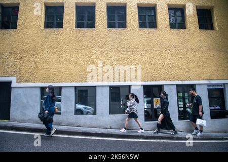 (221006) -- CHONGQING, Oct. 6, 2022 (Xinhua) -- Tourists walk past a commercial complex reconstructed from an old building in Yuzhong District, southwest China's Chongqing, Oct. 6, 2022.  In recent years, Chongqing has rebuilt and renovated a large number of idle and abandoned buildings in Yuzhong District.    The renewed buildings and neighborhoods have attracted many young entrepreneurs to start their business in catering, cultural and creative industries, and also helped promote tourism in Chongqing. (Xinhua/Tang Yi) Stock Photo