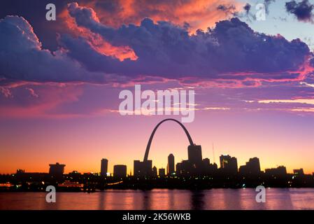 GATEWAY TO THE WEST ARCH (©EERO SAARINEN 1965) DOWNTOWN SKYLINE ST LOUIS MISSISSIPPI RIVER MISSOURI USA Stock Photo