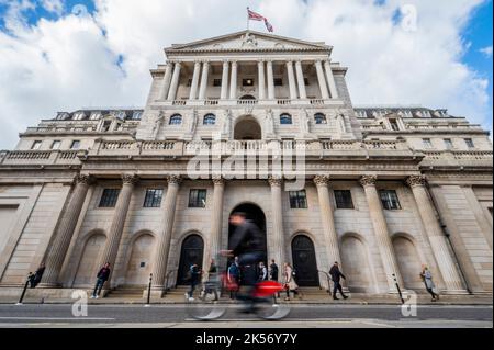 London, UK. 6th Oct, 2022. People pass The Bank of England which is wrestling with the market turmoil created by the budget event of Liz Truss and her team. Credit: Guy Bell/Alamy Live News Stock Photo