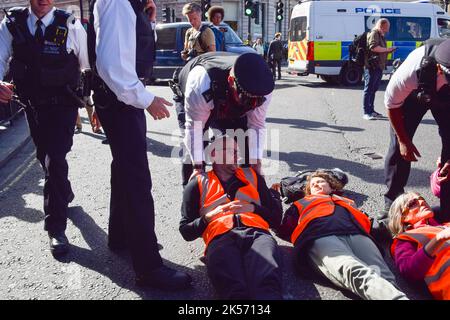 London, UK. 6th October 2022. Just Stop Oil protesters block Trafalgar Square. Some activists glued their hands to the road, while others attached themselves to metal pipes, and the protest was part of a series of demonstrations taking place daily in Westminster, with the climate action group demanding an end to fossil fuels and a switch to renewables. Credit: Vuk Valcic/Alamy Live News Stock Photo