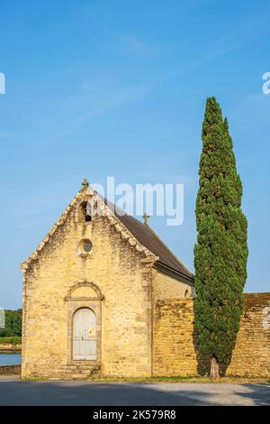 France, Morbihan, Gulf of Morbihan, Ile-aux-Moines, 17th century Sainte-Anne chapel in the Anse du Gueric Stock Photo