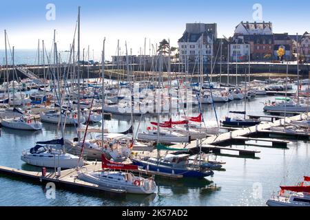 France, Finistère (29), port de plaisance de Concarneau, cité fortifiée des XVe et XVIe siècles remaniée par Vauban au XVIIe siècle Stock Photo