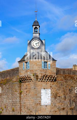 France, Finistère (29), Concarneau, l'horloge du beffroi de la Ville Close, cité fortifiée des XVe et XVIe siècles remaniée par Vauban au XVIIe siècle Stock Photo