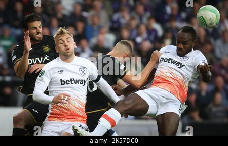 Brussels, Belgium, 06 October 2022, Anderlecht's Zeno Debast and West Ham's Michail Antonio fight for the ball during a soccer game between Belgian RSC Anderlecht and British West Ham United FC, on Thursday 06 October 2022 in Anderlecht, Brussels, Belgium, on day three in the group stage of the UEFA Conference League. BELGA PHOTO VIRGINIE LEFOUR Stock Photo