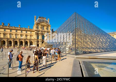 France, Paris, entrance to the Louvre museum and pyramid Stock Photo