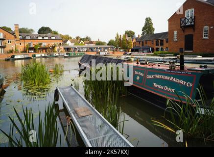 The basin on the Grand Union Canal at Market Harborough Stock Photo