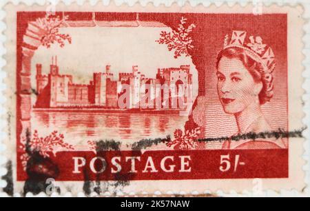 Photo of a British postage stamp with an illustration of Caernarvon Castle and the queen 1955 Stock Photo