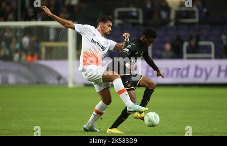 Brussels, Belgium, 06 October 2022, West Ham's Lucas Paqueta and Anderlecht's Moussa N'Diaye fight for the ball during a soccer game between Belgian RSC Anderlecht and British West Ham United FC, on Thursday 06 October 2022 in Anderlecht, Brussels, Belgium, on day three in the group stage of the UEFA Conference League. BELGA PHOTO VIRGINIE LEFOUR Stock Photo