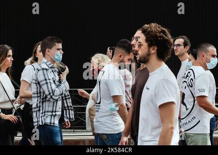 masked and unmasked tourists, Barcelona, Spain. Stock Photo