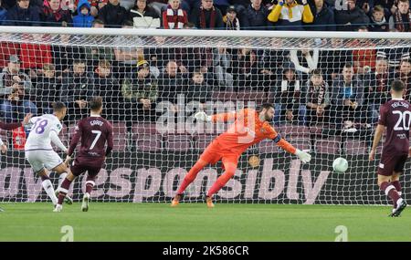 Fiorentina's Rolando Mandragora scores his side's first goal of the game during the UEFA Europa Conference League match at Tynecastle Park, Edinburgh.. Picture date: Thursday October 6, 2022. Stock Photo