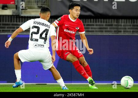 ALKMAAR - (lr) Amine Khammas of Apollon Limassol FC, Yukinari Sugawara of AZ during the UEFA Conference League match between AZ Alkmaar and Apollon Limassol FC at the AFAS stadium on October 6, 2022 in Alkmaar, Netherlands. ANP ED OF THE POL Stock Photo