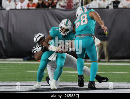 Cincinnati Bengals defensive tackle Josh Tupou (68) plays during an NFL  football game against the Baltimore Ravens, Sunday, Jan. 8, 2023, in  Cincinnati. (AP Photo/Jeff Dean Stock Photo - Alamy