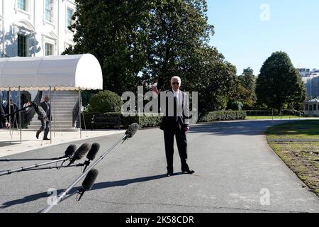 https://l450v.alamy.com/450v/2k58cdr/washington-vereinigte-staaten-06th-oct-2022-united-states-president-joe-biden-waves-to-the-members-of-the-media-on-the-south-lawn-of-the-white-house-in-washington-dc-before-his-departure-to-poughkeepsie-new-york-on-october-6-2022-credit-yuri-gripaspool-via-cnpdpaalamy-live-news-2k58cdr.jpg