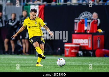 Charlotte, NC, USA. 5th Oct, 2022. Columbus Crew midfielder Lucas Zelarray‡n (10) passes the ball during the second half of the Major League Soccer match up at Bank of America Stadium in Charlotte, NC. (Scott KinserCal Sport Media). Credit: csm/Alamy Live News Stock Photo