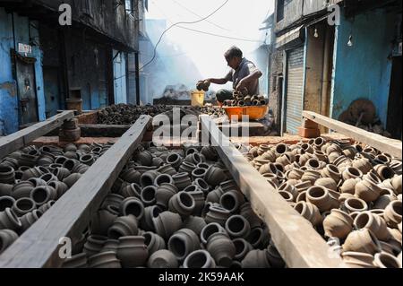 Kumbharwada, Dharavi in Mumbai Stock Photo - Alamy