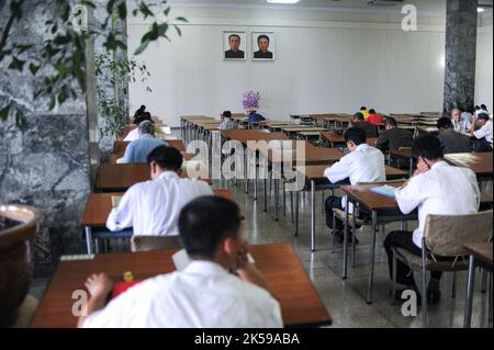 08.08.2012, North Korea, Pjoengjang - Students sit in the reading room of the Great People's Study Hall (Great People's Study Palace), the central lib Stock Photo