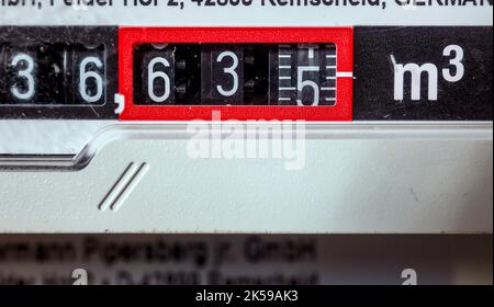 22.07.2022, Germany, North Rhine-Westphalia, - Gas meter in the boiler room of a residential building. 00X220722D002CAROEX.JPG [MODEL RELEASE: NO, PRO Stock Photo