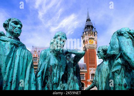 PAS-DE-CALAIS (62) CALAIS. L'HOTEL DE VILLE ET LE BEFFROI. Les Bourgeois de Calais est un groupe statuaire d'Auguste Rodin commande par la ville ou a Stock Photo