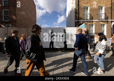 Mural on streets of London depicting Ukrainian president Volodymyr Zelensky raising two fingers to Russian President Vladimir Putin. London 06th October 2022 Credit: Jeff Gilbert/Alamy Live News Stock Photo