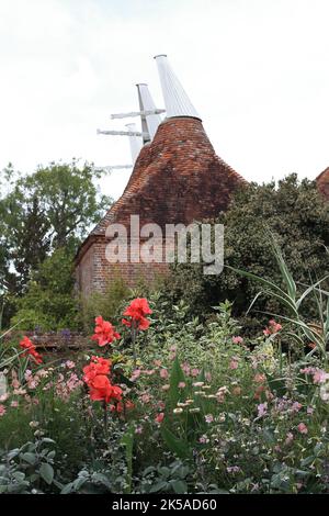 Great Barn and 19th-century Oast Houses at Great Dixter, Northiam, East Sussex, UK Stock Photo