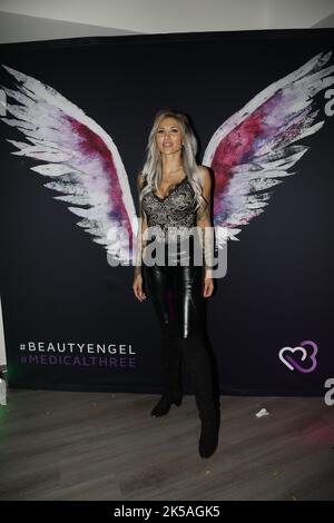 Viktoria Livada aka Livadax3 beim Grand Opening der Beauty-Praxis
