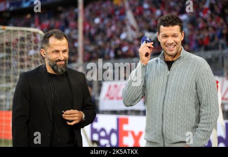 Hasan Salihamidzic Sporting director of FC Bayern Muenchen  und Michael Ballack  FC Bayern MŸnchen  - Viktoria Pilsen Plsen Fussball UEFA Champions league Saison 2022/ 2023  Allianz Arena 4.10.2022 © diebilderwelt / Alamy Stock Stock Photo