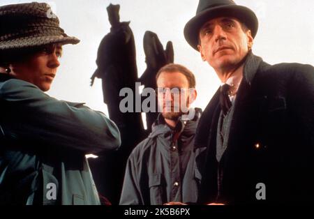 THERESA RUSSELL, JEREMY IRONS and STEVEN SODERBERGH in KAFKA (1991), directed by STEVEN SODERBERGH. Credit: BALTIMORE PICTURES / Album Stock Photo