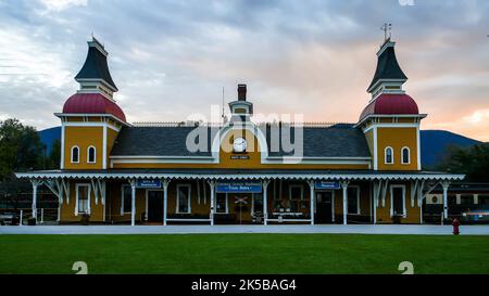 NORTH CONWAY, NEW HAMPSHIRE, USA - OCTOBER 1, 2022: Conway Scenic Railroad train station building with evening sky colored with sunset Stock Photo