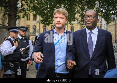 London, UK, 05th Aug 2022. Conservative Party politicians arrive at the Queen Elizabeth II Conference Centre in Westminster for the announcement of wh Stock Photo