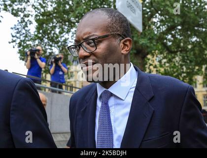 London, UK, 05th Aug 2022. Conservative Party politicians arrive at the Queen Elizabeth II Conference Centre in Westminster for the announcement of wh Stock Photo