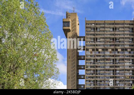Trellick Tower, Brutalist Grade II listed tower block by Ernő Goldfinger, Cheltenham Estate, Kensal Green, London Stock Photo