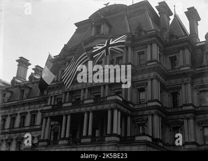 Allied Commission To U.S - Allied Flags On State Department, 1917. First World War: French, US and British flags on government building, Washington, DC. Stock Photo