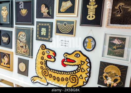 Bogota Colombia,Santa Fe Museo del Oro interior inside,Gold Museum exhibit exhibits collection,children's workshop art class exhibition sign Spanish d Stock Photo