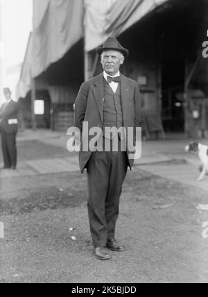 Balloons - Captain Thomas Scott Baldwin, N.A., Who Built Dirigible Balloon #1 Except The Engine, Which Was Made By Curtiss, 1914. Pioneer balloonist and U.S. Army major during World War I, the first American to descend from a balloon by parachute. Stock Photo