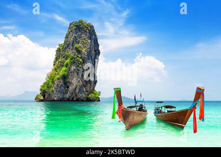 Beautiful beach of Koh Poda island with thai traditional wooden longtail boat in Krabi province, Thailand. Koh Poda (Poda Island) in Krabi province ha Stock Photo