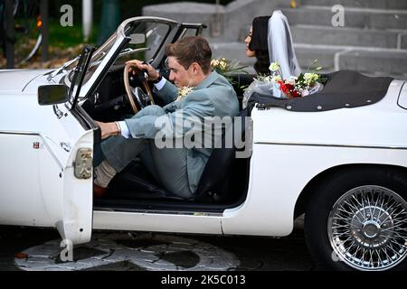 Evenepoel's partner Oumaima Oumi Rayane and Belgian Remco Evenepoel arrive in a white oldtimer for the wedding of Belgian cyclist Remco Evenepoel and Oumi Rayane, Friday 07 October 2022 in Dilbeek, Belgium. BELGA PHOTO JASPER JACOBS Stock Photo