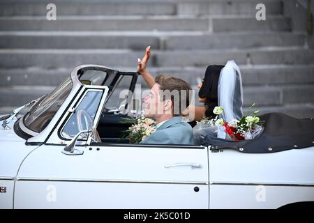 Evenepoel's partner Oumaima Oumi Rayane and Belgian Remco Evenepoel arrive in a white oldtimer for the wedding of Belgian cyclist Remco Evenepoel and Oumi Rayane, Friday 07 October 2022 in Dilbeek, Belgium. BELGA PHOTO JASPER JACOBS Stock Photo