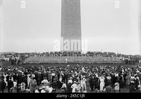 Confederate Reunion - Human Flag On Monument Grounds, 1917. People forming the US flag by the Washington Monument, Washington, DC. (Note cardboard stars). Stock Photo
