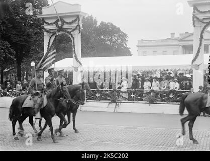 Confederate Reunion - Parade; Reviewing Stand, 1917. US president Woodrown Wilson and Edith Wilson. Military parade and Civil War veterans, Washington D.C. Stock Photo