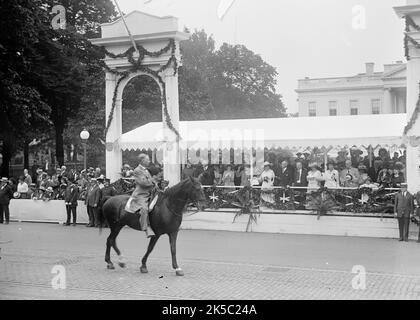 Confederate Reunion - Parade; Reviewing Stand, 1917. US president Woodrown Wilson and Edith Wilson. Military parade and Civil War veterans, Washington D.C. Stock Photo