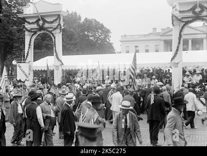 Confederate Reunion - President And Mrs. Wilson; Marshall, Etc. Reviewing Parade From Stand At White House, 1917. US president Woodrown Wilson and Edith Wilson, vice president Thomas R. Marshall. Military parade and Civil War veterans, Washington D.C. Stock Photo