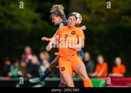 Zeist - Maxime Bennink of Feyenoord V1, Aniek Nouwen of Holland women during the match between Oranje Vrouwen v Feyenoord V1 at KNVB Campus on 7 October 2022 in Zeist, Netherlands. (Box to Box Pictures/Tom Bode) Stock Photo