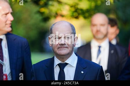 Prag, Czech Republic. 07th Oct, 2022. German Chancellor Olaf Scholz (SPD), leaves the Informal EU Summit at Prague Castle. Topics are Russia's war against Ukraine, the energy crisis and the economic situation. Credit: Kay Nietfeld/dpa/Alamy Live News Stock Photo