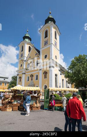 Weekly market and deanery parish church Maria Himmelfahrt, St. Johann in Tirol, district Kitzbühel, Tirol, Austria Stock Photo