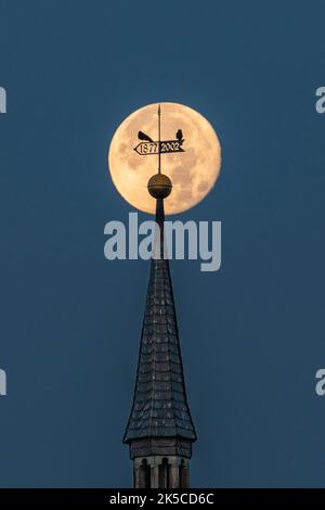 Full moon over Unterbodnitz in Thuringia. Stock Photo